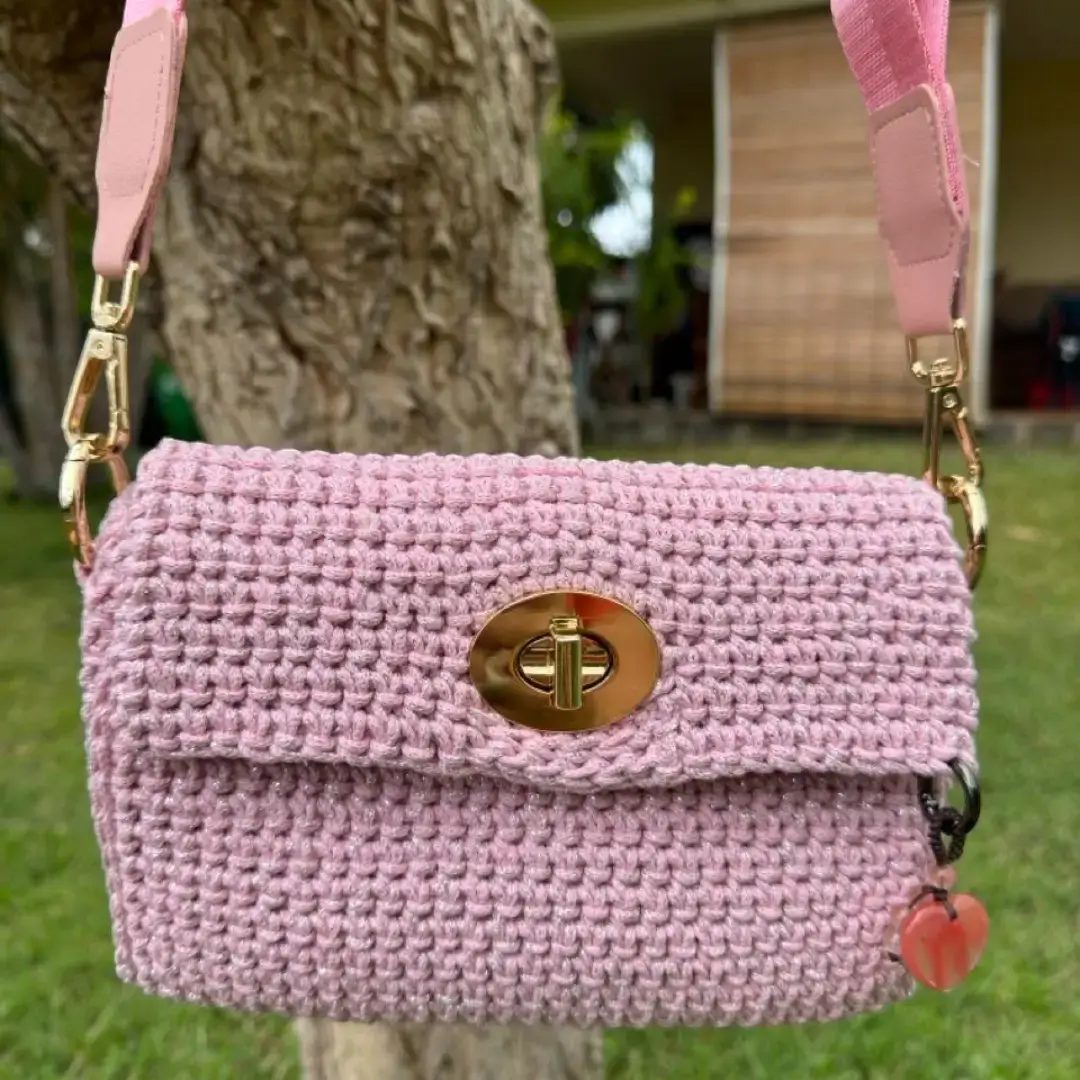 mes-crations-crochellem-galerieweb (34) Découvrez le charme de l'artisanat avec le sac "Rose Douceur", une création crochetée à la main alliant douceur du rose et fonctionnalité contemporaine.