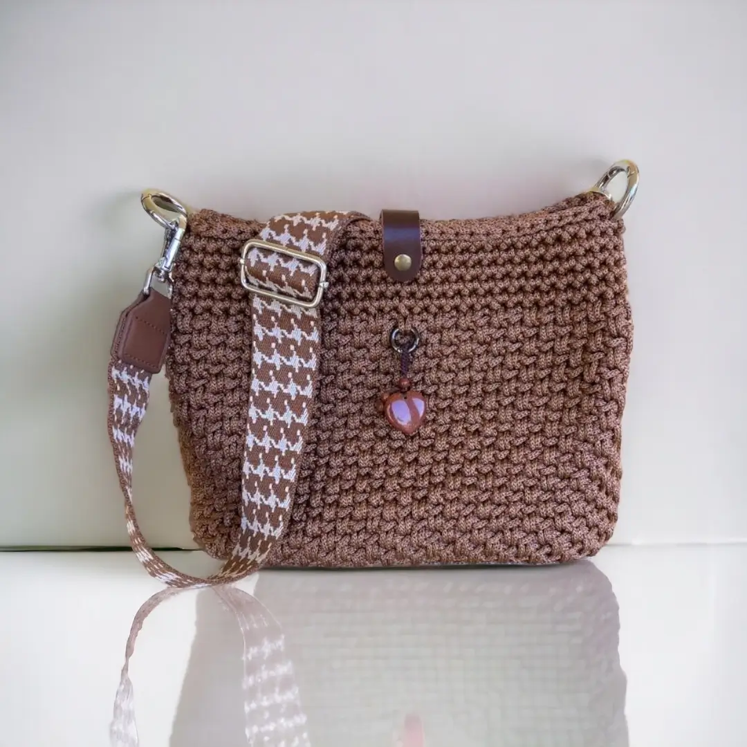 mes-crations-crochellem-galerieweb (11) Sac à bandoulière en crochet marron avec sangle à motif et pendentif en forme de cœur.