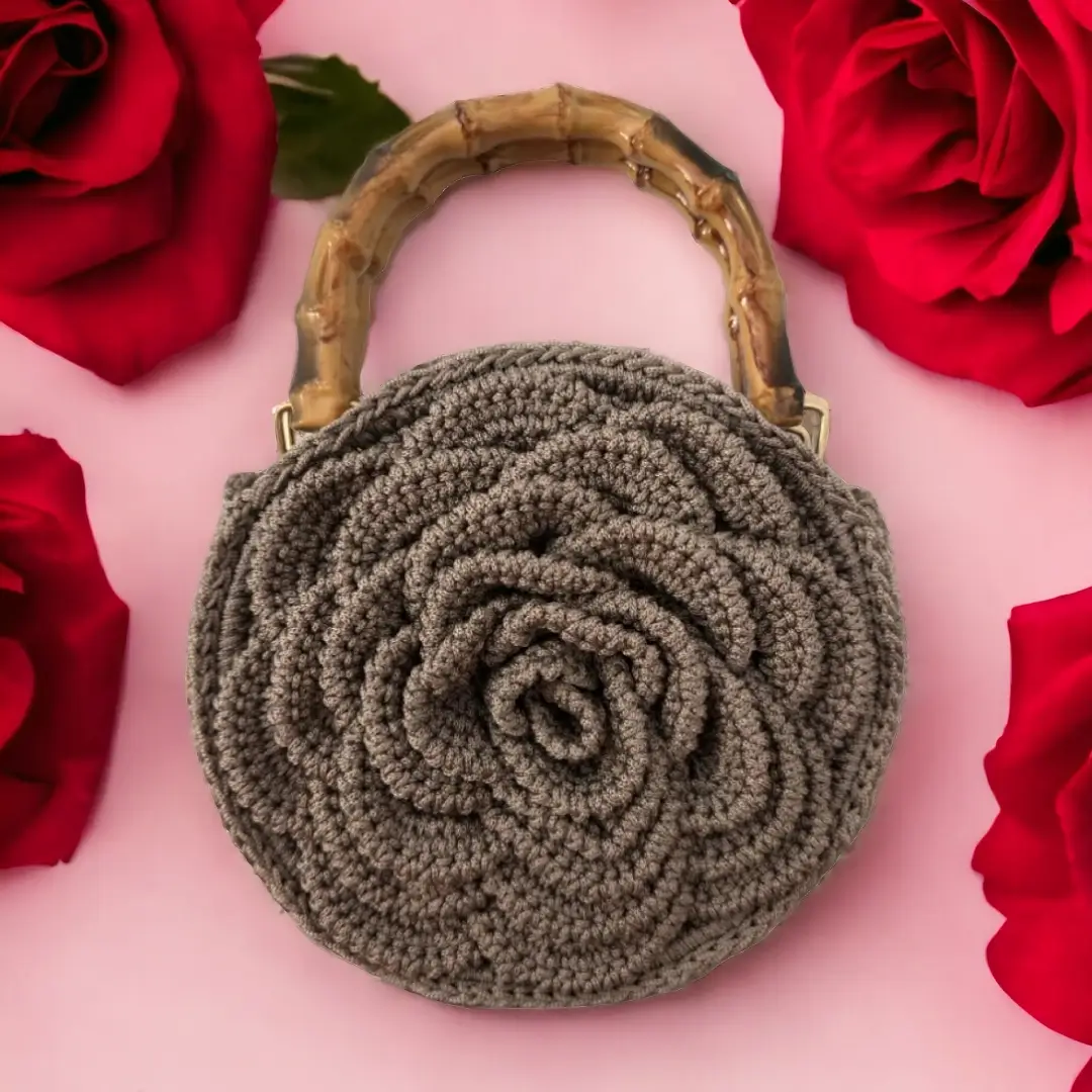 mes-crations-crochellem-galerieweb (36) Sac à main crocheté en gris taupe avec motif floral en relief et anse en résine.