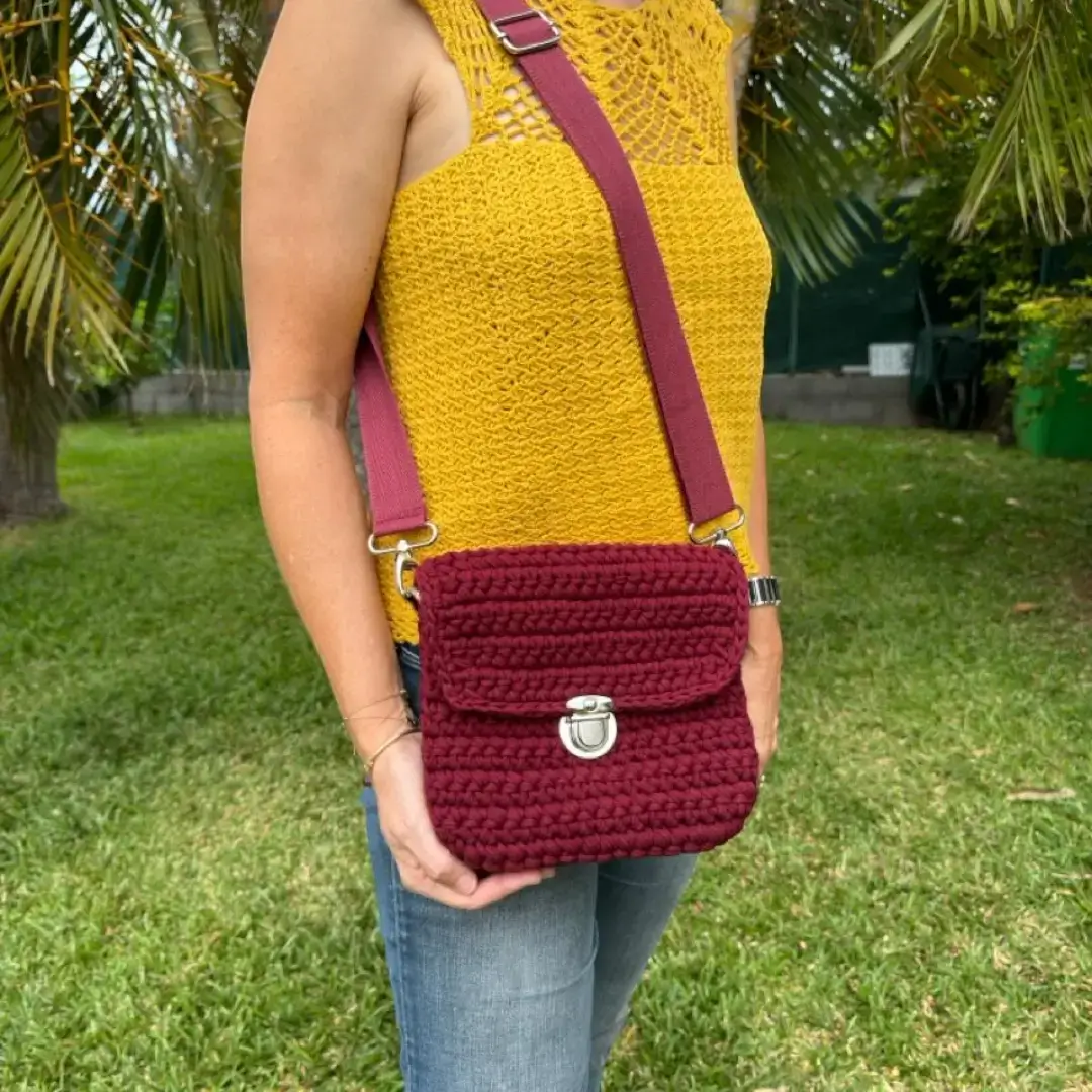 mes-crations-crochellem-galerieweb (37) Embrassez le charme artisanal avec notre sac à bandoulière crocheté à la main, teinté d'un rouge bordeaux riche