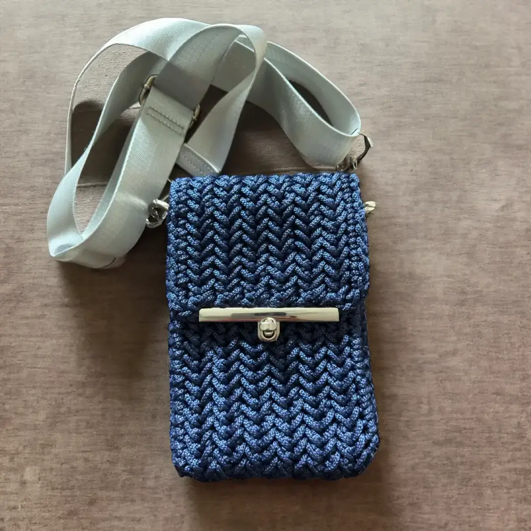 mes-crations-crochellem-galerieweb (44) Pochette bleue en crochet avec motif chevron, fermoir à tourniquet et bandoulière crème ajustable.