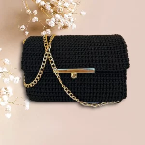 Pochette en crochet noir avec une chaîne doré