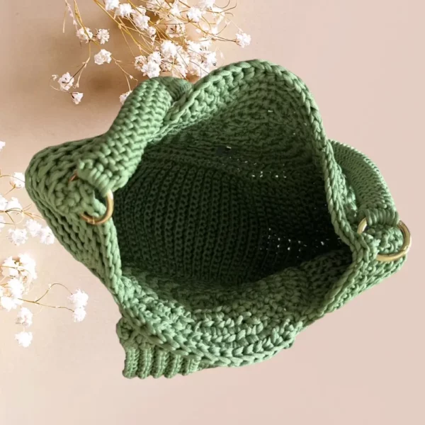 Sac à main vert en forme de coquillage en crochet avec fermoir, vue de dessus ouvert