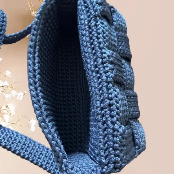 Sac à bandoulière en crochet bleu nuit avec un motif tressé, vue de dessus