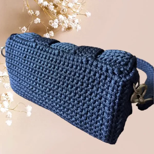 Sac à bandoulière en crochet bleu nuit avec un motif tressé, vue de dos