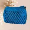 Sac bleu vibrant en crochet avec un motif en nid d'abeille et des anses torsadées, mêlant fonctionnalité et style artisanal, vue de dos