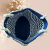 Sac cabas en crochet bleu marine et blanc avec anses torsadées, vue de dessus.