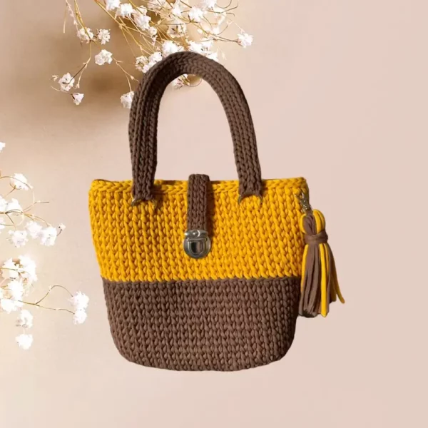 Sac cabas tricoté bicolore avec fermeture à bouton et pompon décoratif sur le côté