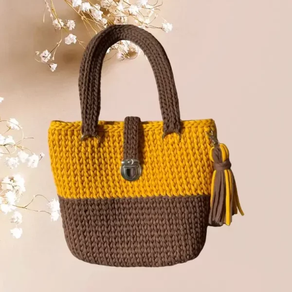 Sac cabas tricoté bicolore avec fermeture à bouton et pompon décoratif sur le côté