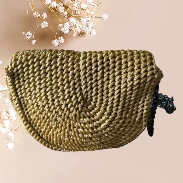 Sac demi-lune en macramé moutarde avec chaîne noire et détails floraux, vue de dos