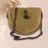 Sac demi-lune en macramé moutarde avec chaîne noire et détails floraux