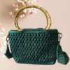 Sac à main en crochet vert émeraude avec anse en bambou et pendentif décoratif, vue de dos