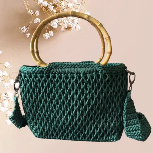 Sac à main en crochet vert émeraude avec anse en bambou et pendentif décoratif, vue de dos