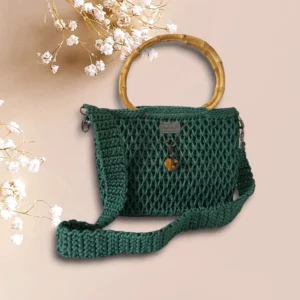 Sac à main en crochet vert émeraude avec anse en bambou et pendentif décoratif