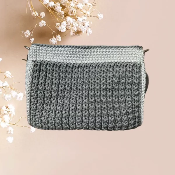 Sac à bandoulière Croch'elle.M en crochet gris clair et foncé avec fermeture et bandoulière réglable vue de dos.