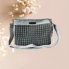 Sac à bandoulière Croch'elle.M en crochet gris avec fermeture et bandoulière réglable.