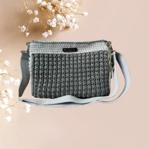 Sac à bandoulière Croch'elle.M en crochet gris avec fermeture et bandoulière réglable.