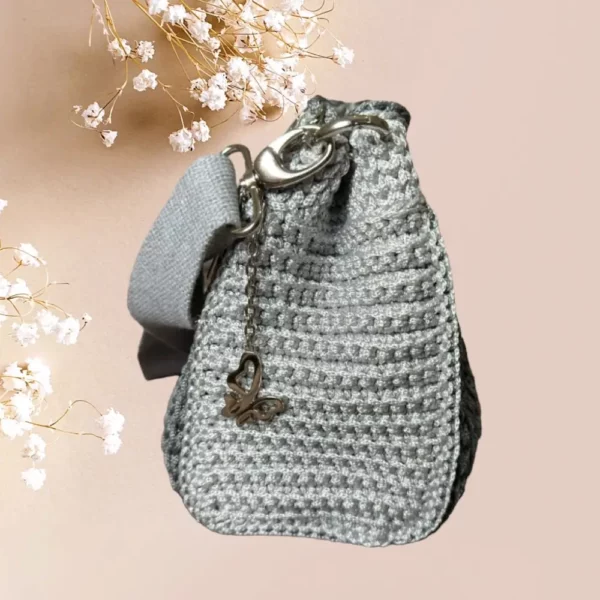 Sac à bandoulière Croch'elle.M en crochet gris clair et foncé avec fermeture et bandoulière réglable vue de profil