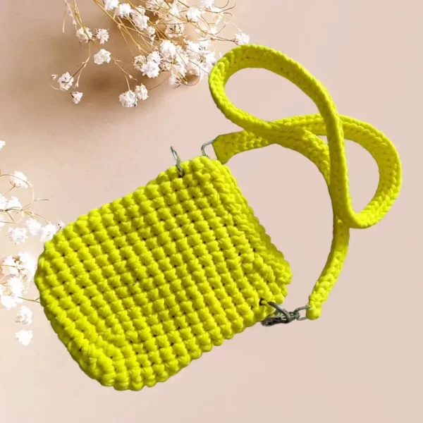 Petit sac téléphone à bandoulière jaune vif en crochet avec fermoir en métal.e dos