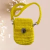 Petit sac téléphone à bandoulière jaune vif en crochet avec fermoir en métal.